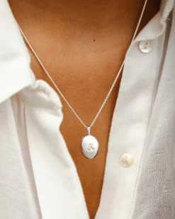 Oval Locket Necklace -Gldn Shop 2020 09 21 GLDN Bella1353 1