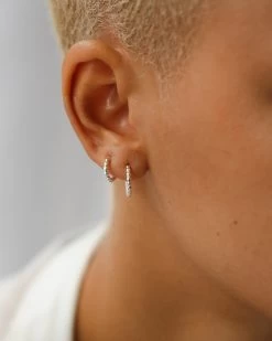 Telkes Huggie Hoops 16 Telkes Huggie Hoops -Gldn Shop 2020 09 21 GLDN Bella1375