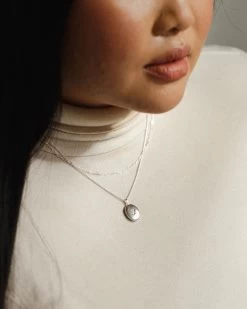 Oval Locket Necklace -Gldn Shop 2020 09 21 GLDN Bella1639