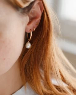 Ona Huggie Hoops -Gldn Shop 2022 gldn sapphire 16034