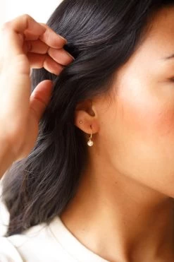 Sia Pearl Huggie Hoops -Gldn Shop 2022 springmodel10218