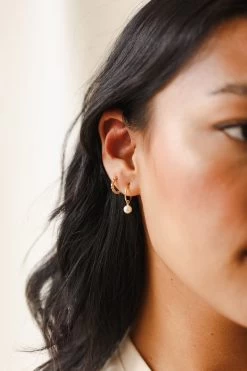 Sia Pearl Huggie Hoops -Gldn Shop 2022 springmodel10233