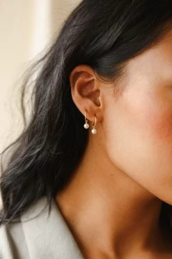 Sia Pearl Huggie Hoops -Gldn Shop 2022 springmodel10295 1