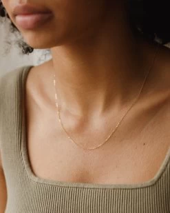 Solid Gold Dainty Chain -Gldn Shop 2023 flora model II 17118