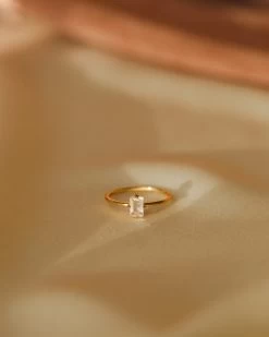 Sylvia White Sapphire Ring -Gldn Shop 2024 DIAMOND product 6681