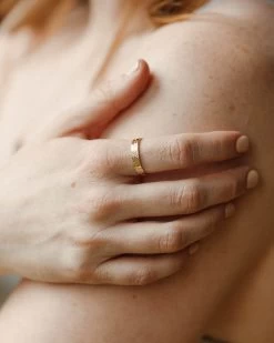 Flora Meuse Band - 14k Solid Gold -Gldn Shop Bridal2022Model6223 2 3b28d8a0 c287 4540 9c1b 8bd5e1244454