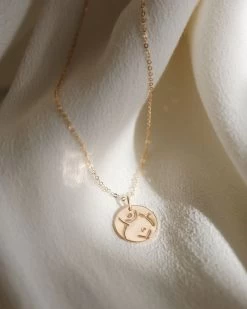 Curve Necklace -Gldn Shop CurveFemaleFormNecklace 2