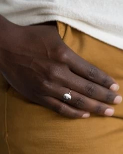 Hand Gestures Ring -Gldn Shop HandGesturesRing PLPHover