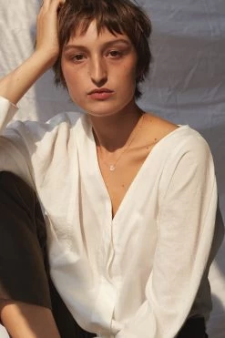 Hand Gestures Link Necklace -Gldn Shop SuspendedHandGesturesNecklaces 7