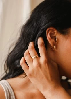 Mildred Hoops -Gldn Shop model ring 10462