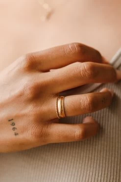 Clara Ring -Gldn Shop model rings 10452