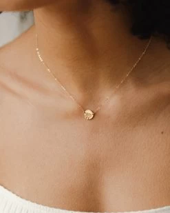 Small Flora Link Necklace -Gldn Shop rose 2023 flora model II 17143 Edit